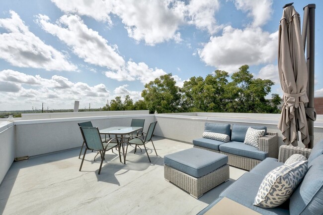 Building Photo - South Austin 3x3.5 Townhome @Bluebonnet Lane