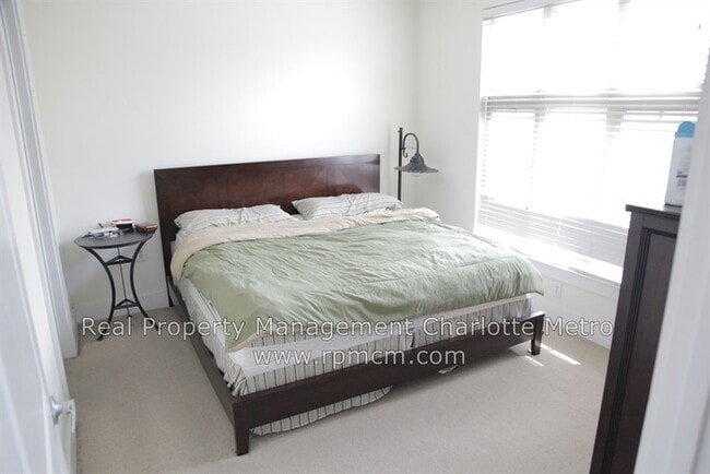 Building Photo - wonderful 2bd/2bth uptown condo! lots of space in a beautiful building