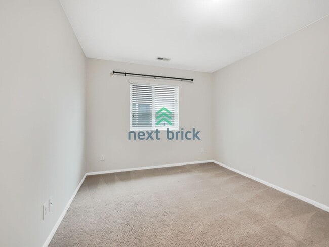 Building Photo - 5 Bed 3 Bath Single-Family Home Available ...