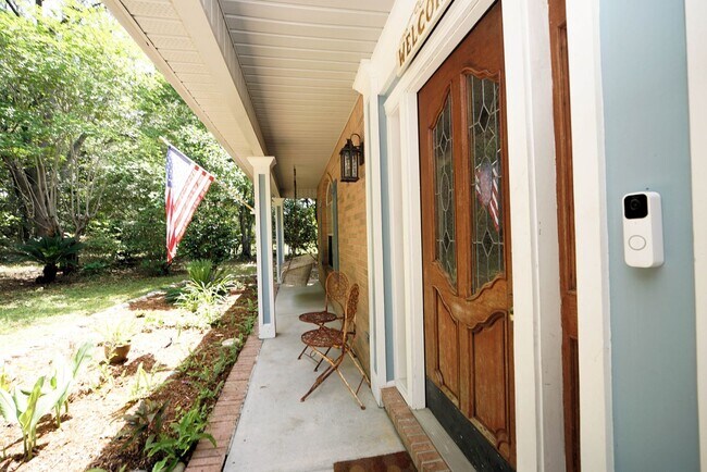 Building Photo - Charming Home in Poquito Bayou – A Nature ...