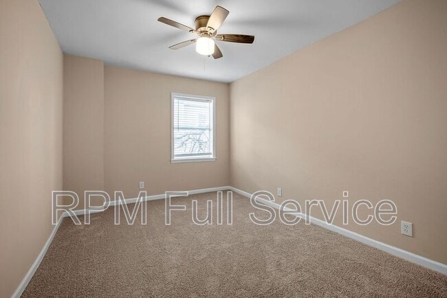 Building Photo - 1002 N Maple St