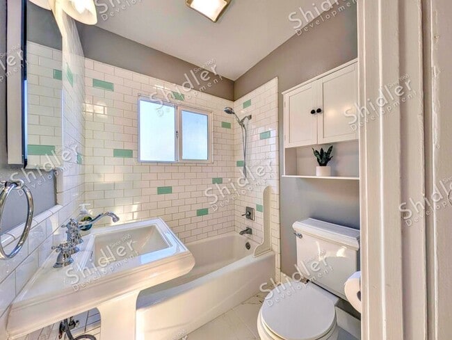 Building Photo - Upgraded Bungalow with Garage