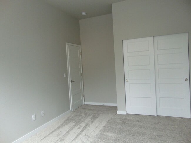 Building Photo - Beautiful 4 Bedroom Contemporary Luxury Ho...