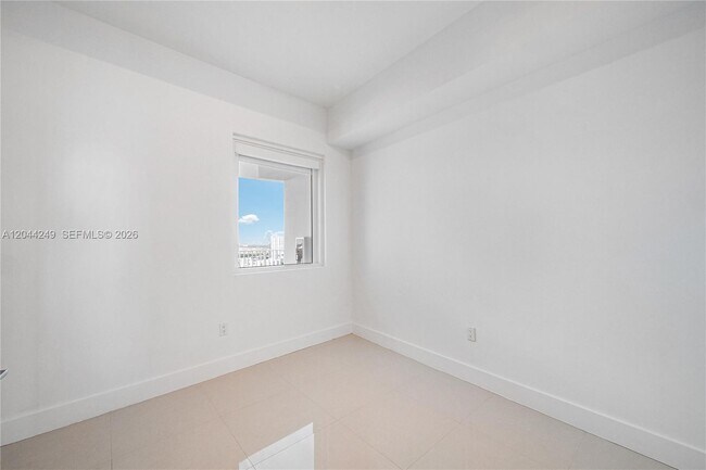 Building Photo - 2020 N Bayshore Dr