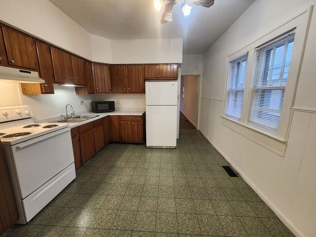 Building Photo - 2 Bedroom Home in Clinton