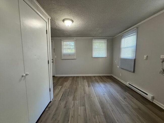 Building Photo - Renovated 4 Bedroom Duplex Unit in South N...