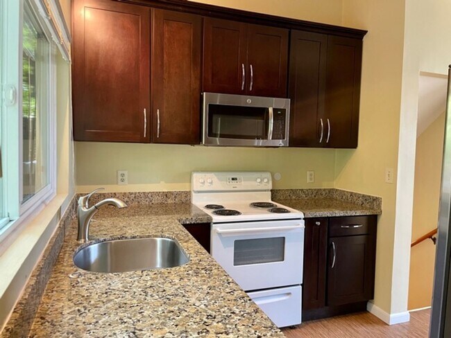 Building Photo - Charming 4 Bed 2 Bath Tri-level in Eastgate, Bellevue