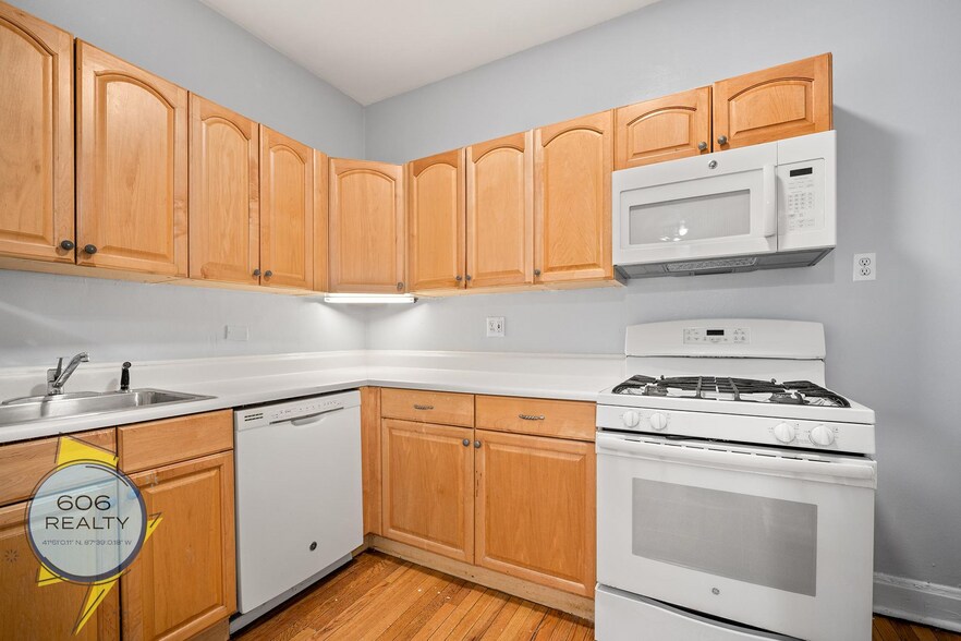 Building Photo - 824 W Roscoe St