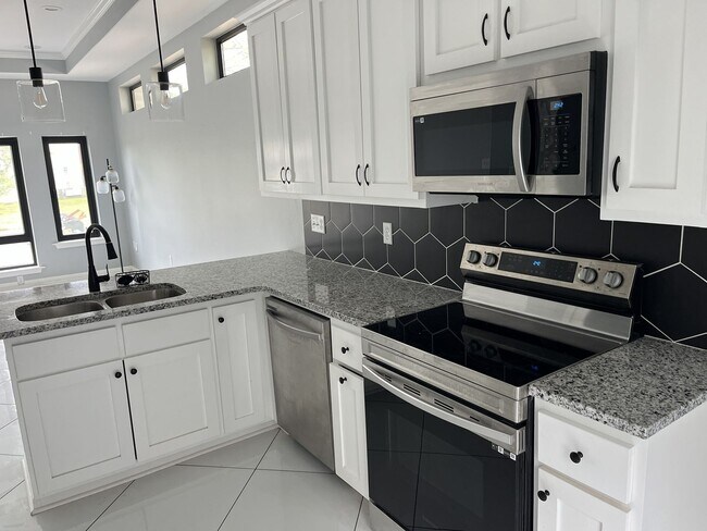 Building Photo - 606 E 23rd St