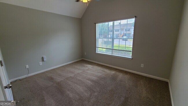 Building Photo - 1593 Queen Elizabeth Dr