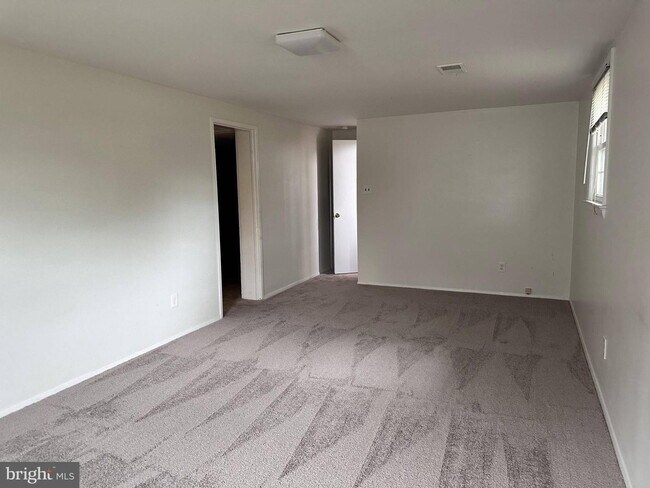 Building Photo - Charming Cul-de-Sac Home in a Prime Location