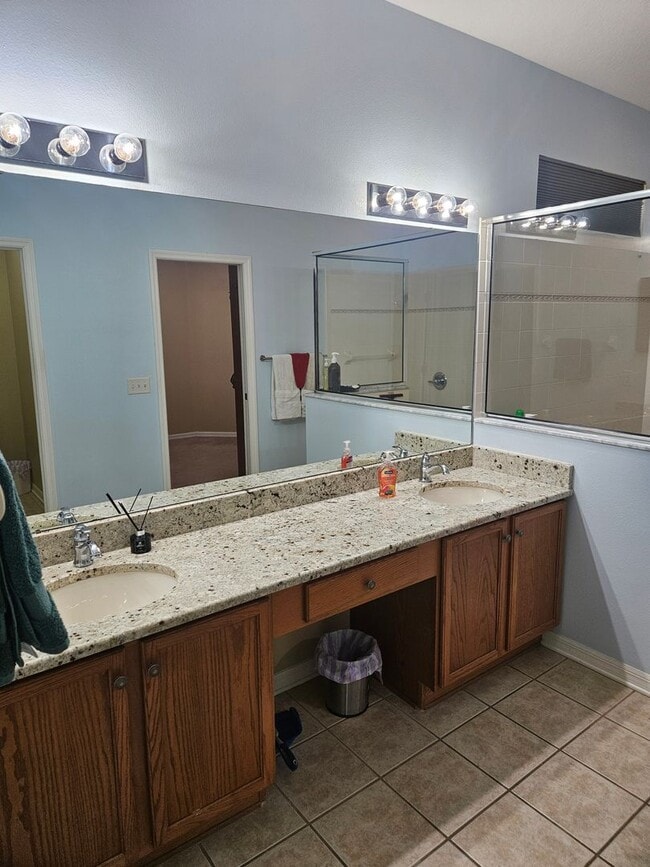 Building Photo - One-year lease starting in January, with free move-in for December.