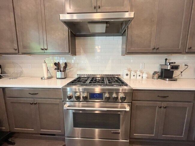 Building Photo - Expansive 4-Bedroom Home with Office, Ente...