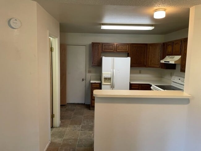 Building Photo - SUNDOWNER 2BD TOWNHOME w/ 1.5 CAR GARAGE - Security Deposit Waiver Available