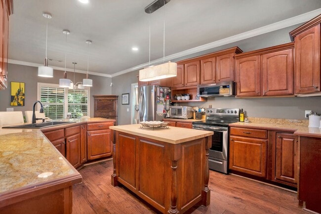 Building Photo - Fabulour Bridgeport S/D Home w/AMAZING out...