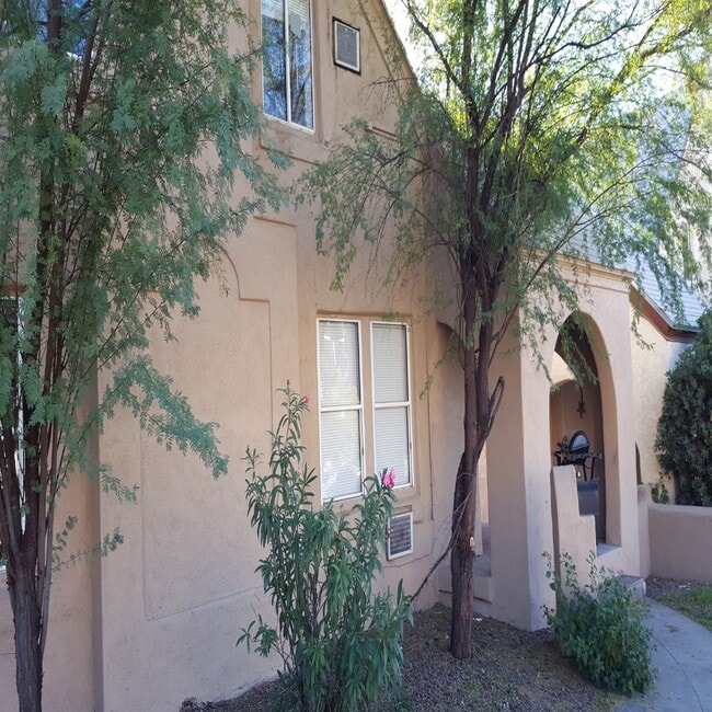 Building Photo - 918 E 6th St