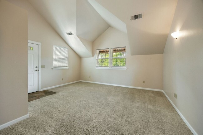 Building Photo - Peaceful 2-bedroom 1-bath Cottage with Dec...