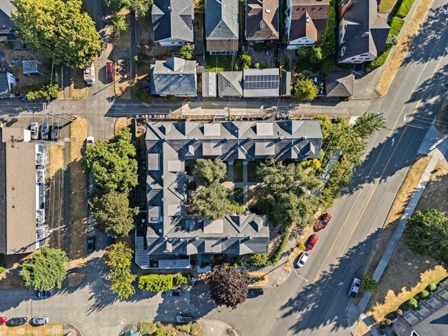 Building Photo - Modern 4-Story Townhouse in Tacoma’s Histo...