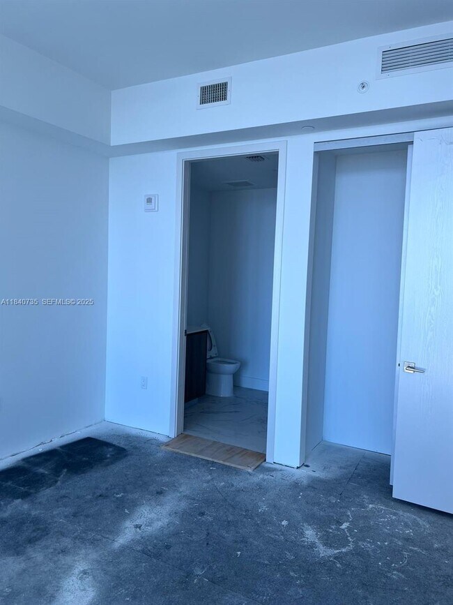 Building Photo - 17550 Collins Ave