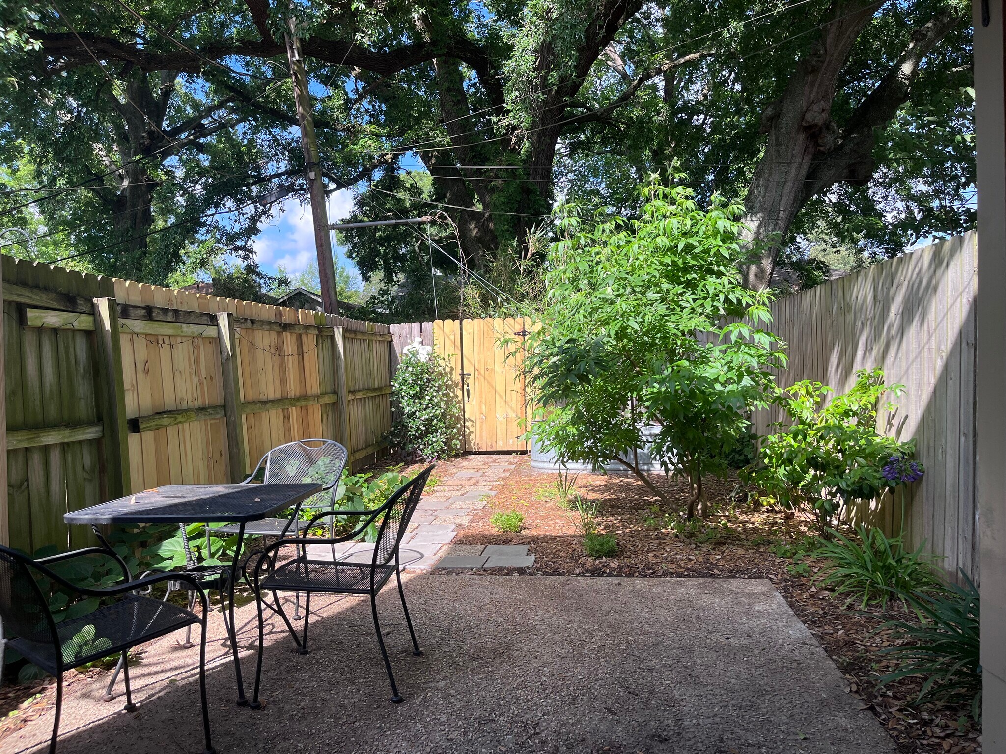 Building Photo - 402 Longwood Ct