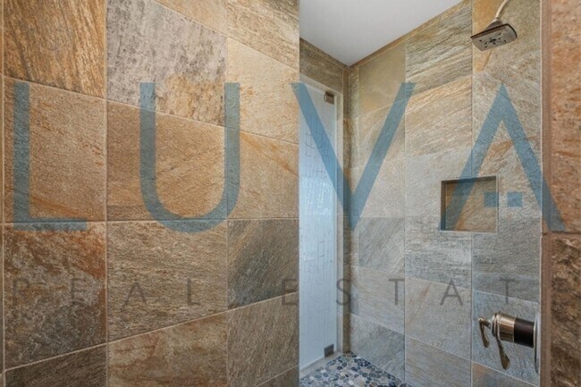 Building Photo - 4 bedroom 3.5 bathroom home with pool