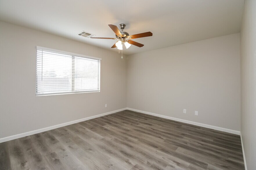 Building Photo - 1033 E Yuma Ave