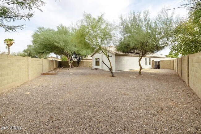 Building Photo - 1083 E Boston Ct