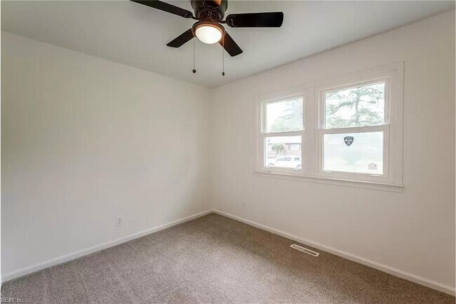 Building Photo - 1613 Loren Cres