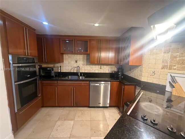 Building Photo - 801 Brickell Bay Dr