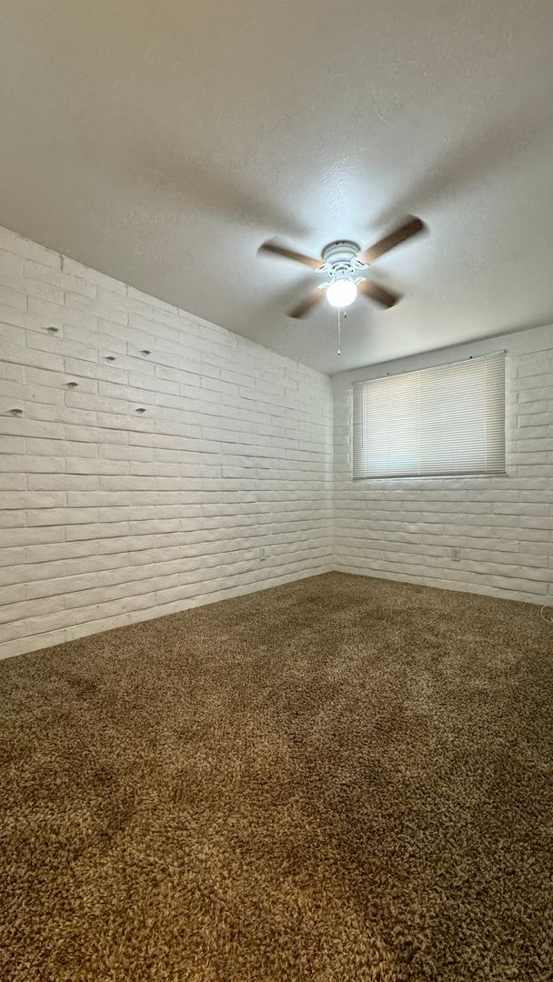 Building Photo - Eastside (Kolb and Stella) 5 bedroom house with a pool and large yard!