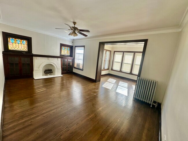 Building Photo - 1310 W Thorndale Ave