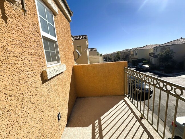 Building Photo - BEAUTIFUL 2 STORY HOME WITH HARDWOOD FLOORING! 3 BED 2 BATH, MASTER BEDROOM HAS ITS OWN PRIVATE B...