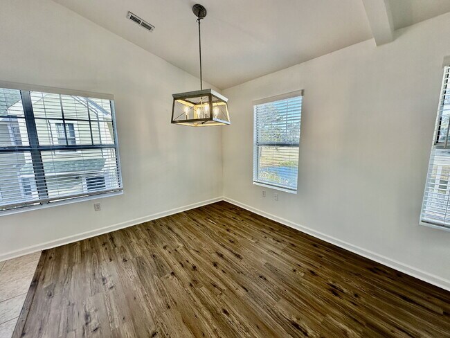 Building Photo - Spacious Three Bedroom Townhome in Old South!