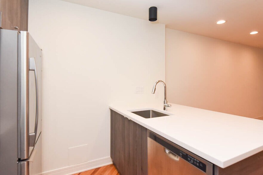 Building Photo - 842 W Grace St