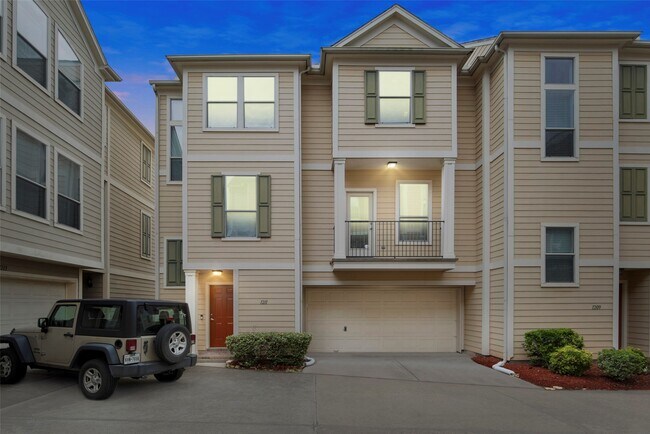 Building Photo - 1211 Ennis St