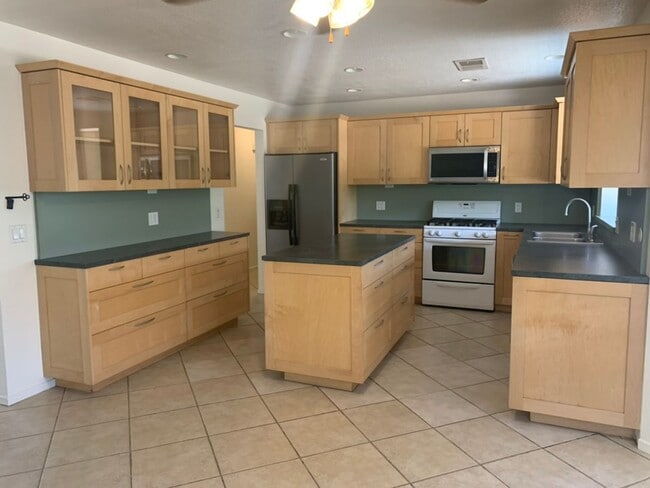 Building Photo - Four Bedroom Home with Utilities included!