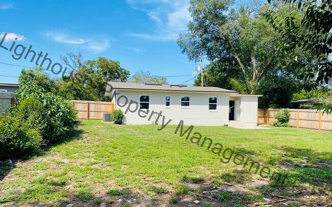 Building Photo - Beautiful 3 Bedroom Home With Fenced Backyard