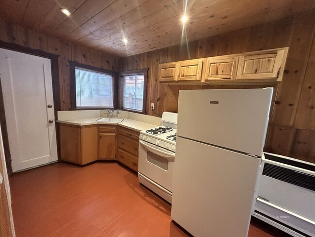 Building Photo - Shady Pines Cabin 1 bd.+1 Loft Bd. 1 Ba. w/ Sm. Fenced Yard.