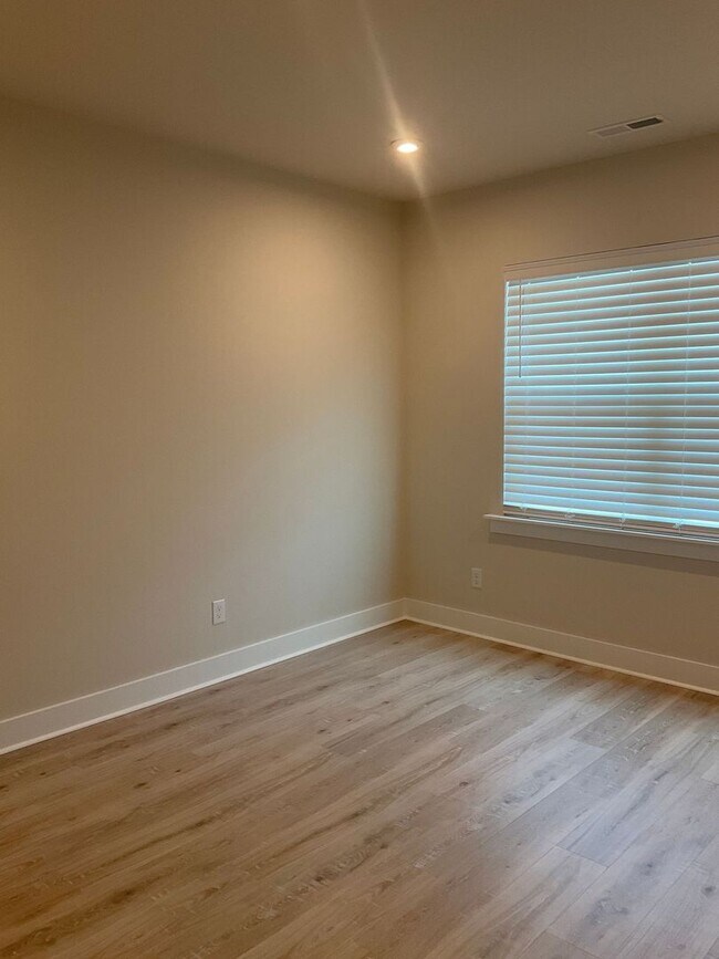 Building Photo - Welcome to this charming two-story townhome in the heart of Belmont, NC.