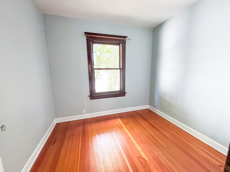 1st Bonus room downstairs - 527 NE Fargo St