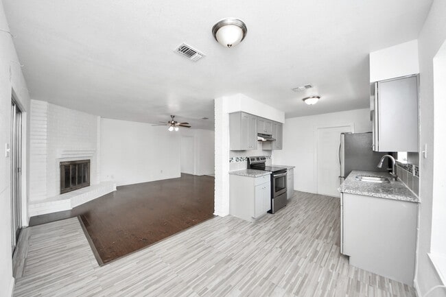 Building Photo - 7410 La Pl Dr