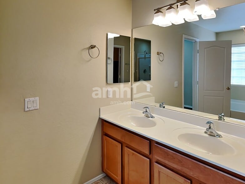 Building Photo - 7347 W St Charles Ave