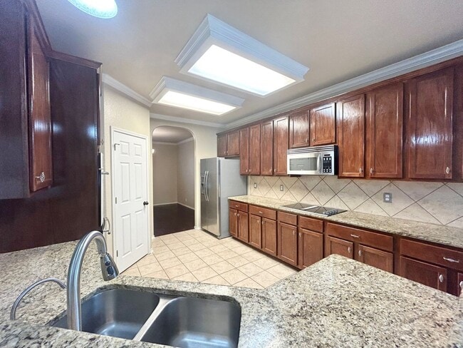 Building Photo - 4 Bedroom / 3.5 Bathroom beautiful house f...