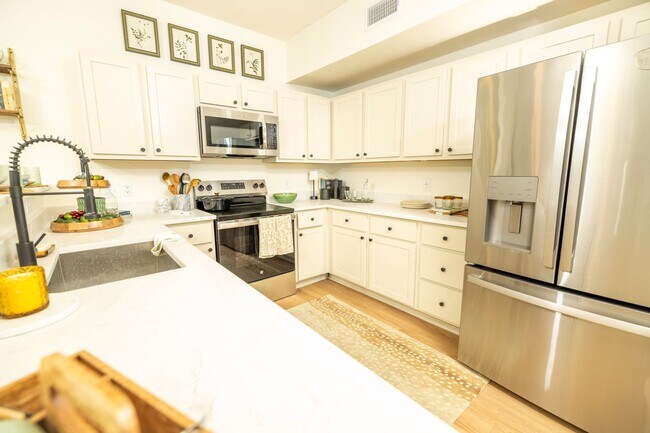 Building Photo - Beautiful 3 bed 3.5 bath Condo