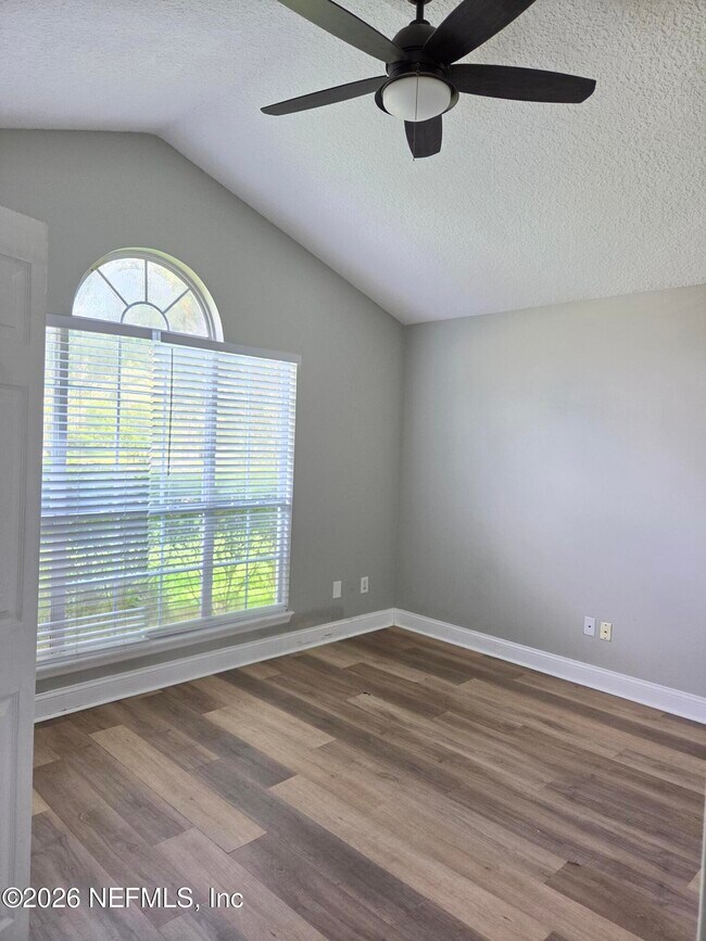 Building Photo - 2071 Thornhill Drive