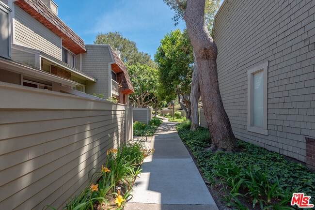 Building Photo - 13326 Maxella Ave