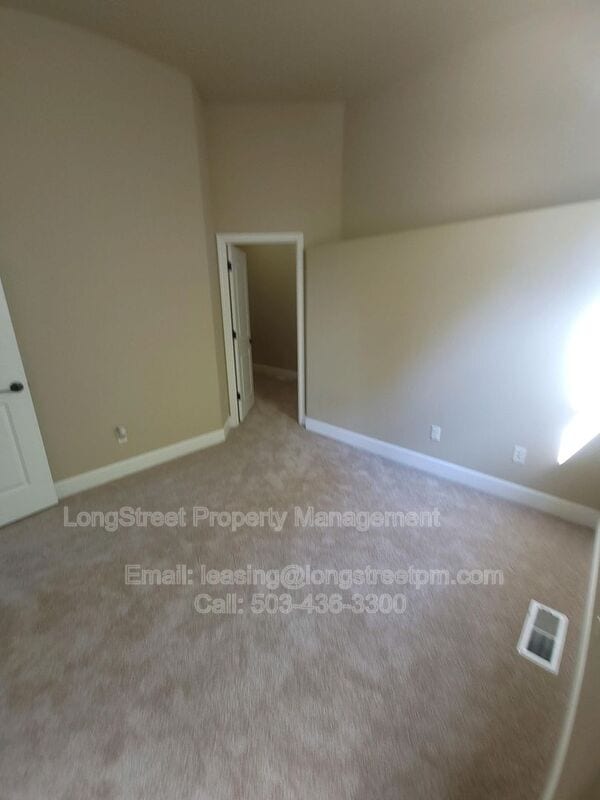 Building Photo - 9739 NW Henry Ct