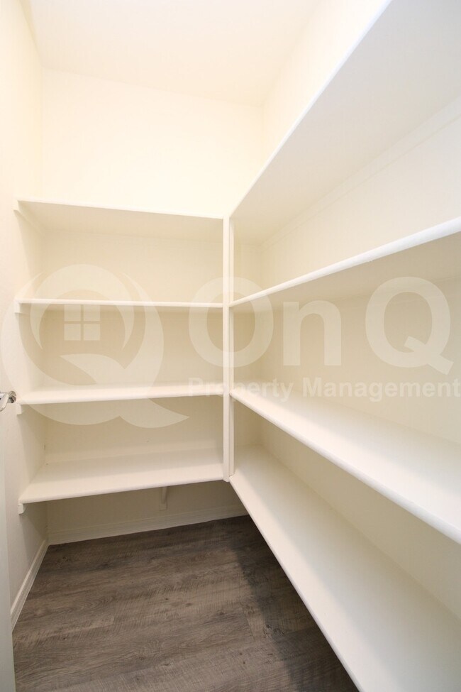 Building Photo - 1555 E Strople Dr