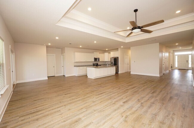 Building Photo - Spacious 5-Bedroom Home in Desirable Crest...