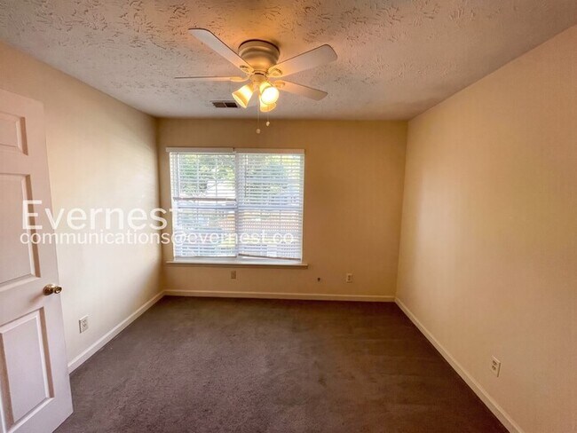 Building Photo - 3-Bed/2-Bath Townhome in Salemtown/Available Now!